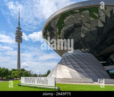 BMW Welt et la Tour Olympique (Olympiaturm) dans le Parc Olympique, Munich, Bavière, Allemagne Banque D'Images