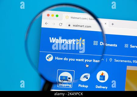 Ostersund, Suède - 19 juillet 2022: Le site de Walmart sur écran d'ordinateur. Walmart Inc est une multinationale américaine de détail qui exploite un ch Banque D'Images