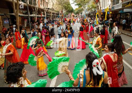 Brisbane, Australie. 01st octobre 2022. Les femmes prennent part à des danses traditionnelles avec des fans de bambou lors du Festival of Chariots Parade à Brisbane, Australie sur 1 octobre 2022. Originaire de Jagannatha Puri, en Inde il y a environ 2000 ans, le Festival de Chariots ou Rattha Yatra est une célébration spirituelle de l'amour impliquant le tirage de charrettes tirées à la main par la communauté. (Photo de Joshua Prieto/Sipa USA) crédit: SIPA USA/Alay Live News Banque D'Images