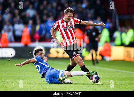 Sander Berge de Sheffield United (à droite) et George Hall de Birmingham City se battent pour le ballon lors du match de championnat Sky Bet à Bramall Lane, Sheffield. Date de la photo: Samedi 1 octobre 2022. Banque D'Images