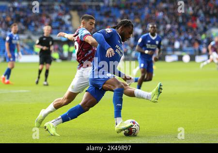 Anass Zaroury de Burnley (à gauche) et Mahlon Romeo de Cardiff se battent pour le ballon lors du match de championnat Sky Bet au stade de Cardiff City, à Cardiff. Date de la photo: Samedi 1 octobre 2022. Banque D'Images