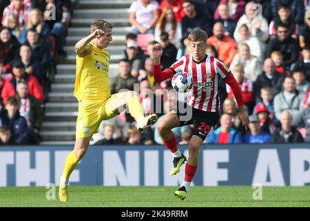 Sunderland, Royaume-Uni. 1st octobre 2022. Jack Clarke, de Sunderland, s'éloigne de l'histoire Jordan de Preston North End lors du match du championnat Sky Bet entre Sunderland et Preston North End au stade de Light, Sunderland, le samedi 1st octobre 2022. (Crédit : Michael Driver | MI News) crédit : MI News & Sport /Alay Live News Banque D'Images