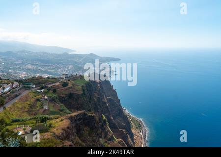 Une vue aérienne du point de vue le plus élevé de Cabo Girao à Funchal, Madère, Portugal Banque D'Images