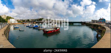 Folkestone, Royaume-Uni - 11 septembre 2022 : vue panoramique du port de Folkestone avec de nombreux bateaux à l'ancre Banque D'Images