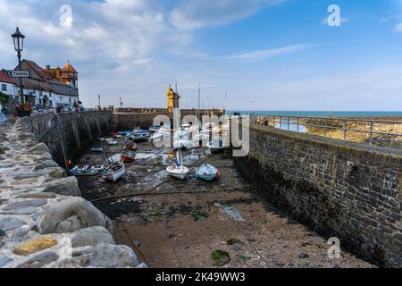 Lynton et Lynmouth, royaume-uni - 2 septembre 2022 : vue de la rivière East Lyn et du port de Lynmouth avec de nombreux bateaux bloqués à marée basse Banque D'Images