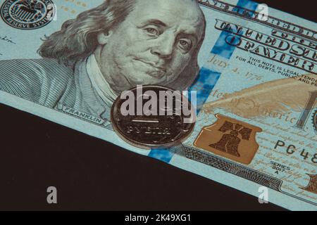 Économie conflit dollar et rouble, 2 Russie rouble sur dollar américain billet de banque, concept de crise économique sur le monde Banque D'Images