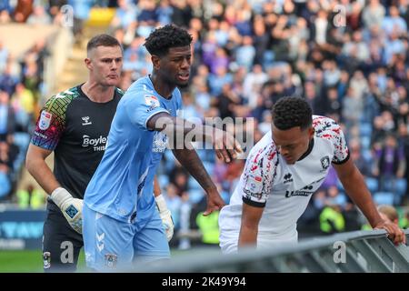 Coventry, Royaume-Uni. 01st octobre 2022. Jonathan Panzo #2 de Coventry City pousse Rodrigo Muniz #9 de Middlesbrough pendant le match de championnat Sky Bet Coventry City vs Middlesbrough à Coventry Building Society Arena, Coventry, Royaume-Uni, 1st octobre 2022 (photo de Gareth Evans/News Images) à Coventry, Royaume-Uni le 10/1/2022. (Photo de Gareth Evans/News Images/Sipa USA) Credit: SIPA USA/Alay Live News Banque D'Images