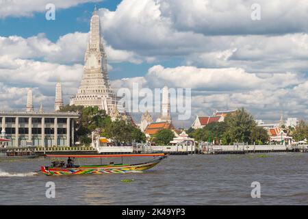 Bangkok, Thaïlande. Taxi de l'eau matin sur la rivière Chao Phraya prend les navetteurs à travailler. Wat Arun Temple en arrière-plan. Banque D'Images