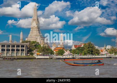 Bangkok, Thaïlande. Taxi de l'eau matin sur le Chao Phraya, Wat Arun en arrière-plan. Banque D'Images