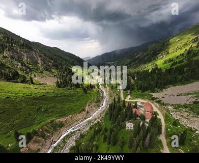 Magnifique paysage des montagnes avec colline verte et rivière dans à la pluie ciel nuageux et station à Almaty, Kazakhstan. Concept de randonnée et de plein air Banque D'Images