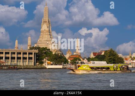 Bangkok, Thaïlande. Wat Arun Temple et de la rivière Chao Phraya, avec bateau navette matin. Banque D'Images