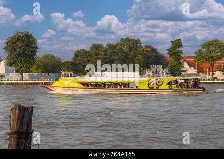 Bangkok, Thaïlande. Banlieue matin bateau sur le Chao Phraya. Banque D'Images