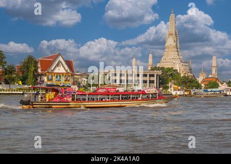 Bangkok, Thaïlande. Wat Arun Temple et de l'eau matin Taxi dans la rivière Chao Phraya. Banque D'Images