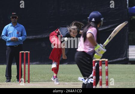 Le joueur de cricket de Hong Kong Mya Gardner (bleu) de boules dans le match contre United Services Recreation Club - Lantau CC Charlyn Calizo (rose) pendant la Hong Kong WomenHH Premier League parrainé par Gencor Pacific Limited au Hong Kong Cricket Club à Tai Tam. 25SEP22 SCMP / Edmond SO Banque D'Images