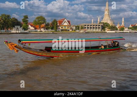 Bangkok, Thaïlande. Taxi de l'eau matin sur la rivière Chao Phraya passager prend au travail. Wat Arun Temple en arrière-plan. Banque D'Images