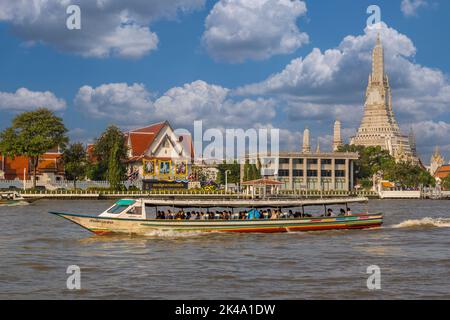 Bangkok, Thaïlande. Taxi de l'eau matin sur la rivière Chao Phraya prend les navetteurs à travailler. Wat Arun Temple en arrière-plan. Banque D'Images