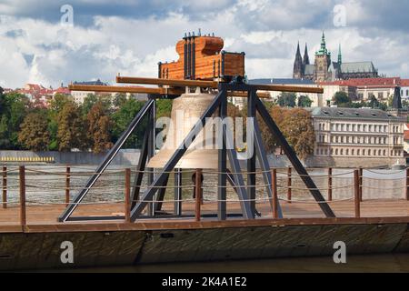 La cloche commémorative #9801 sur un ponton dans la Vltava à Smetanovo nábřeží. Prague. Château de Prague derrière. Banque D'Images