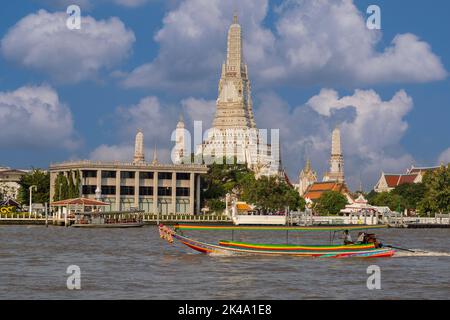 Bangkok, Thaïlande. Taxi de l'eau sur la rivière Chao Phraya. Wat Arun Temple en arrière-plan. Banque D'Images