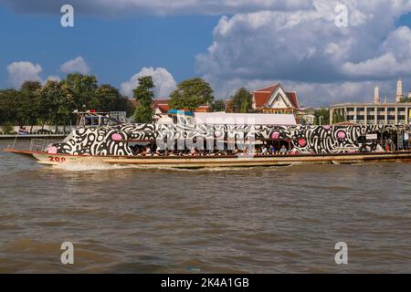 Bangkok, Thaïlande. Banlieue matin bateau sur le Chao Phraya. Banque D'Images