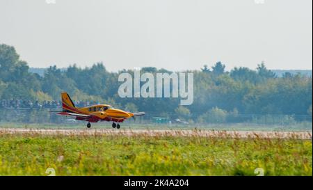 30 août 2019, région de Moscou, Russie. Piper PA-23 avion léger bimoteur du groupe aérobique « First Flight » sur la piste de l'aérodrome. Banque D'Images