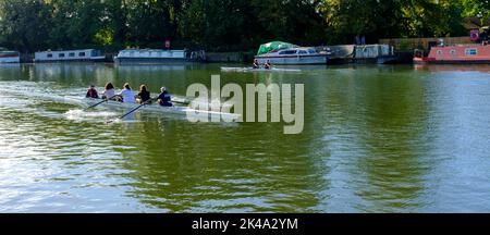 Deux femmes qui raviraient sur la rivière à Oxford, au Royaume-Uni Banque D'Images