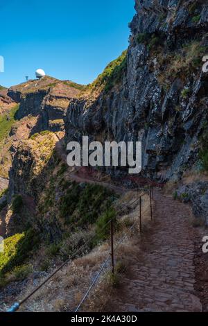 Un plan vertical d'un chemin vers le point de vue de Ninho da Manta sur Pico do Arieiro, Madère. Portugal Banque D'Images