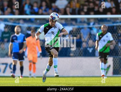 High Wycombe, Royaume-Uni. 01st octobre 2022. Le milieu de terrain de Plymouth Argyle Finn Azaz (18) contrôle le ballon sur sa tête pendant le match de Sky Bet League 1 Wycombe Wanderers contre Plymouth Argyle à Adams Park, High Wycombe, Royaume-Uni, 1st octobre 2022 (photo de Stanley Kasala/News Images) à High Wycombe, Royaume-Uni, le 10/1/2022. (Photo de Stanley Kasala/News Images/Sipa USA) crédit: SIPA USA/Alay Live News Banque D'Images