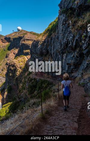 Une femelle caucasienne sur le sentier menant au point de vue de Ninho da Manta sur Pico do Arieiro, Madère. Portugal Banque D'Images