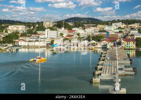 Saint John's, Antigua. Port en fin d'après-midi. Cathédrale Saint-Jean sur la gauche dans la distance. Banque D'Images