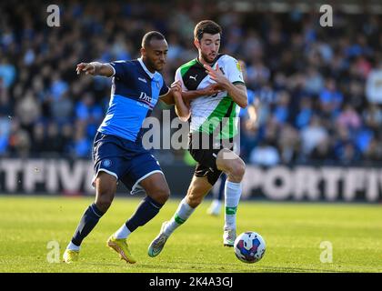 Plymouth Argyle milieu de terrain Finn Azaz (18) batailles pour le ballon pendant le match Sky Bet League 1 Wycombe Wanderers contre Plymouth Argyle à Adams Park, High Wycombe, Royaume-Uni, 1st octobre 2022 (photo de Stanley Kasala/News Images) Banque D'Images