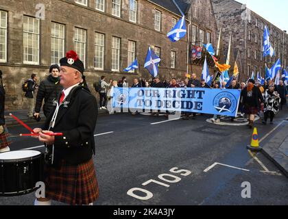 Édimbourg, Écosse, Royaume-Uni. 1st, octobre 2022. Des milliers de personnes passent par Édimbourg pour se rendre au bâtiment écossais paliament de Holyrood et réclament leur « indépendance » par rapport à la domination britannique. Douglas Carr/Alamy Live News Banque D'Images