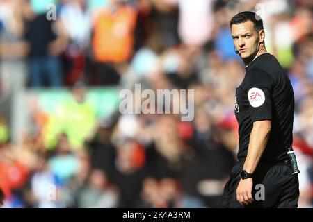 Liverpool, Royaume-Uni. 01st octobre 2022. L'arbitre Andy Madley regarde. Match Premier League, Liverpool v Brighton & Hove Albion à Anfield à Liverpool le samedi 1st octobre 2022. Cette image ne peut être utilisée qu'à des fins éditoriales. Utilisation éditoriale uniquement, licence requise pour une utilisation commerciale. Aucune utilisation dans les Paris, les jeux ou les publications d'un seul club/ligue/joueur. photo par Chris Stading/Andrew Orchard sports Photography/Alamy Live News crédit: Andrew Orchard sports Photography/Alamy Live News Banque D'Images