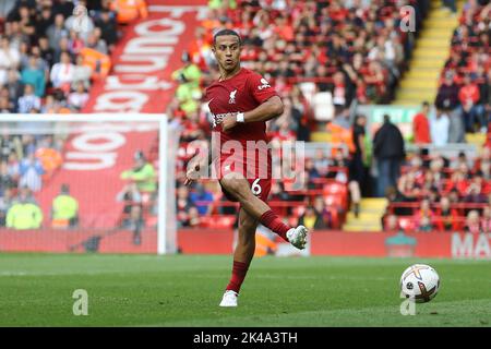 Liverpool, Royaume-Uni. 01st octobre 2022. Thiago Alcantara de Liverpool en action. Match Premier League, Liverpool v Brighton & Hove Albion à Anfield à Liverpool le samedi 1st octobre 2022. Cette image ne peut être utilisée qu'à des fins éditoriales. Utilisation éditoriale uniquement, licence requise pour une utilisation commerciale. Aucune utilisation dans les Paris, les jeux ou les publications d'un seul club/ligue/joueur. photo par Chris Stading/Andrew Orchard sports Photography/Alamy Live News crédit: Andrew Orchard sports Photography/Alamy Live News Banque D'Images