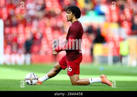 Liverpool, Royaume-Uni. 01st octobre 2022. Trent Alexander-Arnold de Liverpool se réchauffe. Match Premier League, Liverpool v Brighton & Hove Albion à Anfield à Liverpool le samedi 1st octobre 2022. Cette image ne peut être utilisée qu'à des fins éditoriales. Utilisation éditoriale uniquement, licence requise pour une utilisation commerciale. Aucune utilisation dans les Paris, les jeux ou les publications d'un seul club/ligue/joueur. photo par Chris Stading/Andrew Orchard sports Photography/Alamy Live News crédit: Andrew Orchard sports Photography/Alamy Live News Banque D'Images