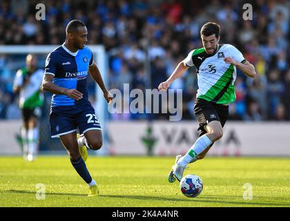 Le milieu de terrain de Plymouth Argyle Finn Azaz (18) protège le ballon du défenseur de Wycombe Wanderers Jordan Obita (23) pendant le match de la Sky Bet League 1 Wycombe Wanderers vs Plymouth Argyle à Adams Park, High Wycombe, Royaume-Uni, 1st octobre 2022 (photo de Stanley Kasala/News Images) Banque D'Images