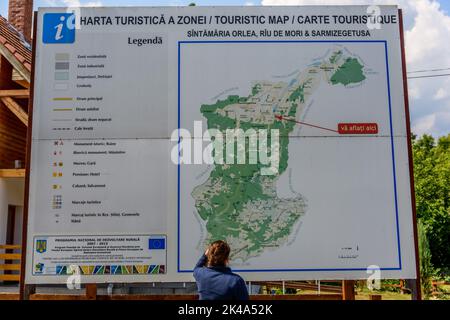 Une fille regardant une grande carte dans RomaniaTranslation: Carte touristique Banque D'Images