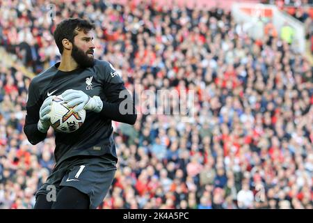 Liverpool, Royaume-Uni. 01st octobre 2022. Gardien de but de Liverpool Alisson Becker avec le ballon. Match Premier League, Liverpool v Brighton & Hove Albion à Anfield à Liverpool le samedi 1st octobre 2022. Cette image ne peut être utilisée qu'à des fins éditoriales. Utilisation éditoriale uniquement, licence requise pour une utilisation commerciale. Aucune utilisation dans les Paris, les jeux ou les publications d'un seul club/ligue/joueur. photo par Chris Stading/Andrew Orchard sports Photography/Alamy Live News crédit: Andrew Orchard sports Photography/Alamy Live News Banque D'Images