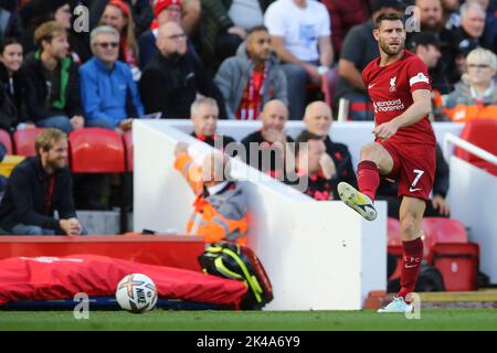 Liverpool, Royaume-Uni. 01st octobre 2022. James Milner de Liverpool passe le ballon en arrière. Match Premier League, Liverpool v Brighton & Hove Albion à Anfield à Liverpool le samedi 1st octobre 2022. Cette image ne peut être utilisée qu'à des fins éditoriales. Utilisation éditoriale uniquement, licence requise pour une utilisation commerciale. Aucune utilisation dans les Paris, les jeux ou les publications d'un seul club/ligue/joueur. photo par Chris Stading/Andrew Orchard sports Photography/Alamy Live News crédit: Andrew Orchard sports Photography/Alamy Live News Banque D'Images