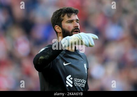 Liverpool, Royaume-Uni. 01st octobre 2022. Alisson Becker, gardien de but de Liverpool, regarde. Match Premier League, Liverpool v Brighton & Hove Albion à Anfield à Liverpool le samedi 1st octobre 2022. Cette image ne peut être utilisée qu'à des fins éditoriales. Utilisation éditoriale uniquement, licence requise pour une utilisation commerciale. Aucune utilisation dans les Paris, les jeux ou les publications d'un seul club/ligue/joueur. photo par Chris Stading/Andrew Orchard sports Photography/Alamy Live News crédit: Andrew Orchard sports Photography/Alamy Live News Banque D'Images