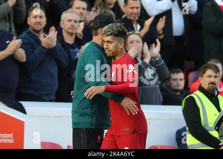 Liverpool, Royaume-Uni. 01st octobre 2022. Roberto Firmino de Liverpool reçoit un hug du gestionnaire de Liverpool Jurgen Klopp après avoir été remplacé. Match Premier League, Liverpool v Brighton & Hove Albion à Anfield à Liverpool le samedi 1st octobre 2022. Cette image ne peut être utilisée qu'à des fins éditoriales. Utilisation éditoriale uniquement, licence requise pour une utilisation commerciale. Aucune utilisation dans les Paris, les jeux ou les publications d'un seul club/ligue/joueur. photo par Chris Stading/Andrew Orchard sports Photography/Alamy Live News crédit: Andrew Orchard sports Photography/Alamy Live News Banque D'Images