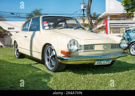 Véhicule Volkswagen Karmann-Ghia 1975 exposé au salon des voitures d'époque. Produit par Volkswagen, conçu par la société italienne Carrozzeria Ghia. Banque D'Images