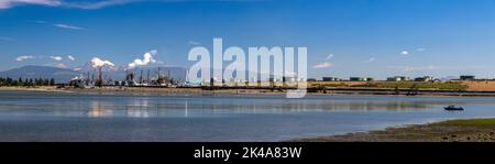 Anacortes, WA USA - 08-14-2022: Raffinerie de pétrole Marathon sur March point Banque D'Images