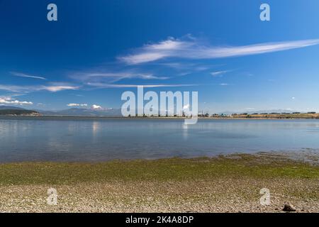 Anacortes, WA USA - 08-14-2022: Raffinerie de pétrole Marathon sur March point Banque D'Images