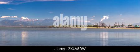 Anacortes, WA USA - 08-14-2022: Raffinerie de pétrole Marathon sur March point Banque D'Images