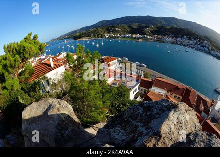 Vue à grand angle de la ville de Poros en Grèce dans la soirée, vue depuis le bas de la tour de l'horloge Banque D'Images