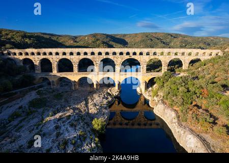 Vue aérienne du célèbre Pont du Gard, ancien aqueduc romain de France, en Europe Banque D'Images