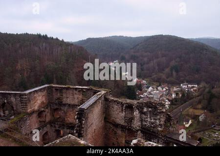 Frankenstein, Allemagne - 26 décembre 2020 : murs des ruines du château de Frankenstein surplombant les maisons du village de Frankenstein dans une vallée de la betwee Banque D'Images