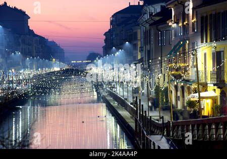 Vue sur le canal appelé Naviglio Grande à Noël... Navigli était un système de canaux navigables et interconnectés autour de Milan Banque D'Images