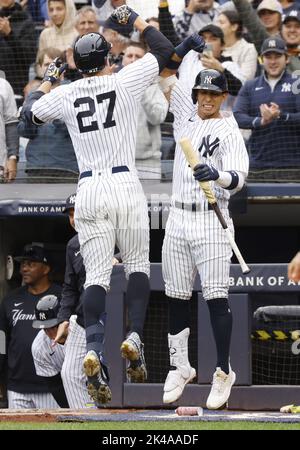 New York, États-Unis. 01st octobre 2022. New York Yankees Giancarlo Stanton (27) est félicité par son coéquipier Oswaldo Cabrera après avoir effectué une course solo à domicile pour donner aux Yankees une avance de 3-0 sur les Orioles de Baltimore au Yankee Stadium de New York samedi, 1 octobre 2022. Photo de John Angelillo/UPI crédit: UPI/Alay Live News Banque D'Images