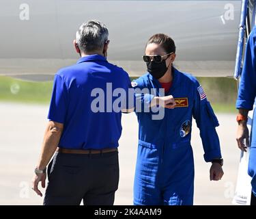 L'astronaute et l'équipage de la NASA, Nicole Mann, commandant de la mission 5, heurte le coude de Bob Cabana, administrateur associé de la NASA, lorsqu'elle arrive au Kennedy Space Center, en Floride, samedi, à 1 octobre 2022. Photo de Joe Marino/UPI crédit: UPI/Alay Live News Banque D'Images